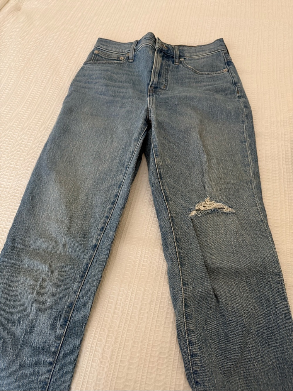 Madewell Women's Straight Leg Jeans in Light Blue Wash with Knee Rip
